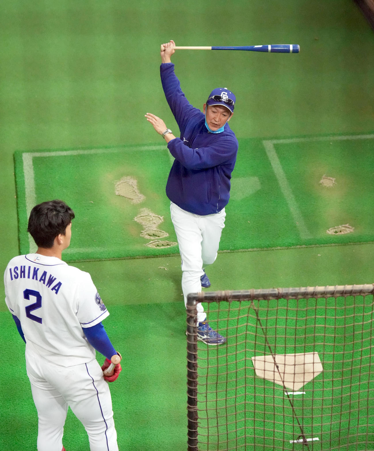 中日秋季キャンプ　石川昂（左）にアドバイスをする立浪監督（右）（撮影・森本幸一）