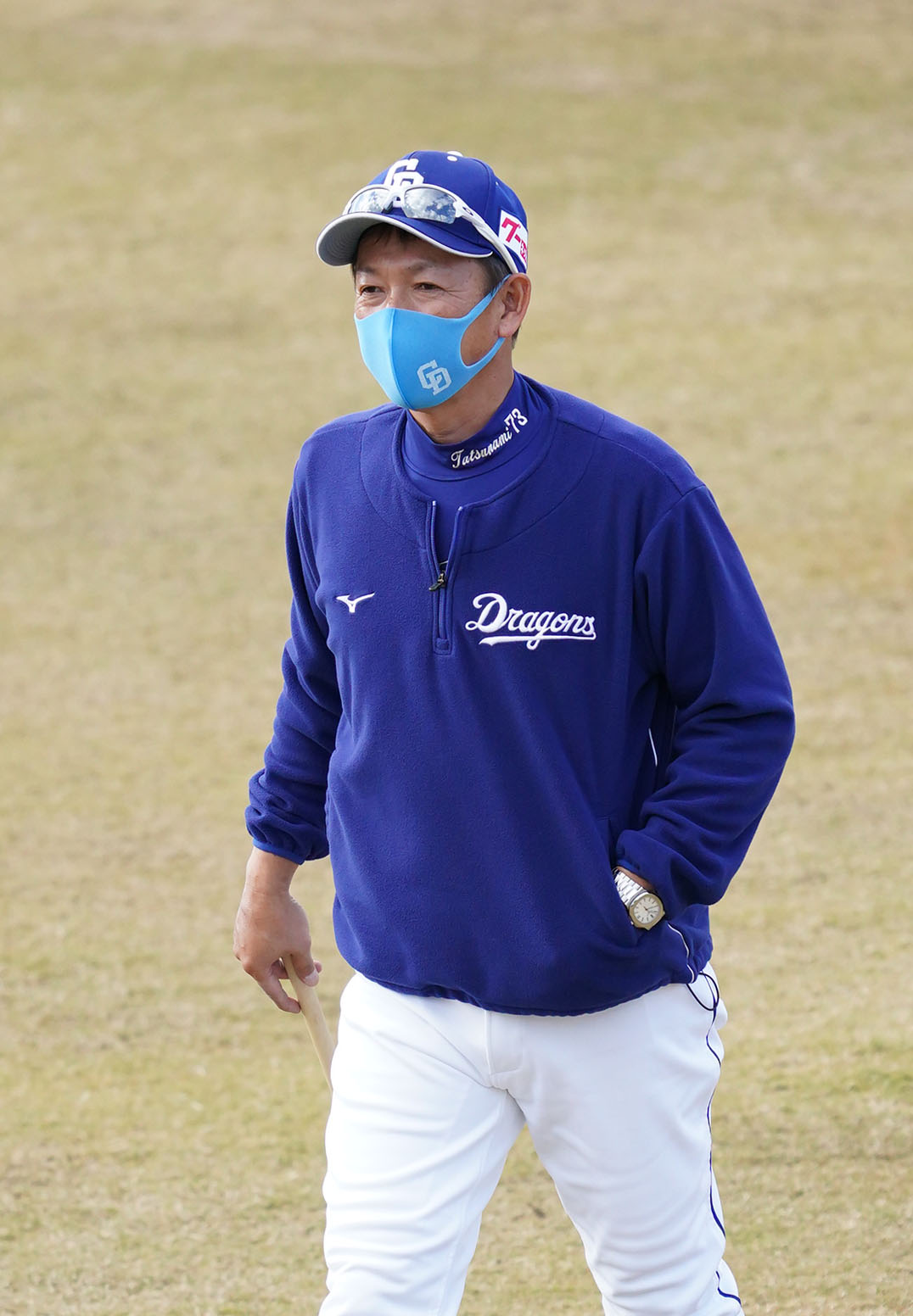 中日秋季キャンプ　練習を見つめる立浪監督（撮影・森本幸一）