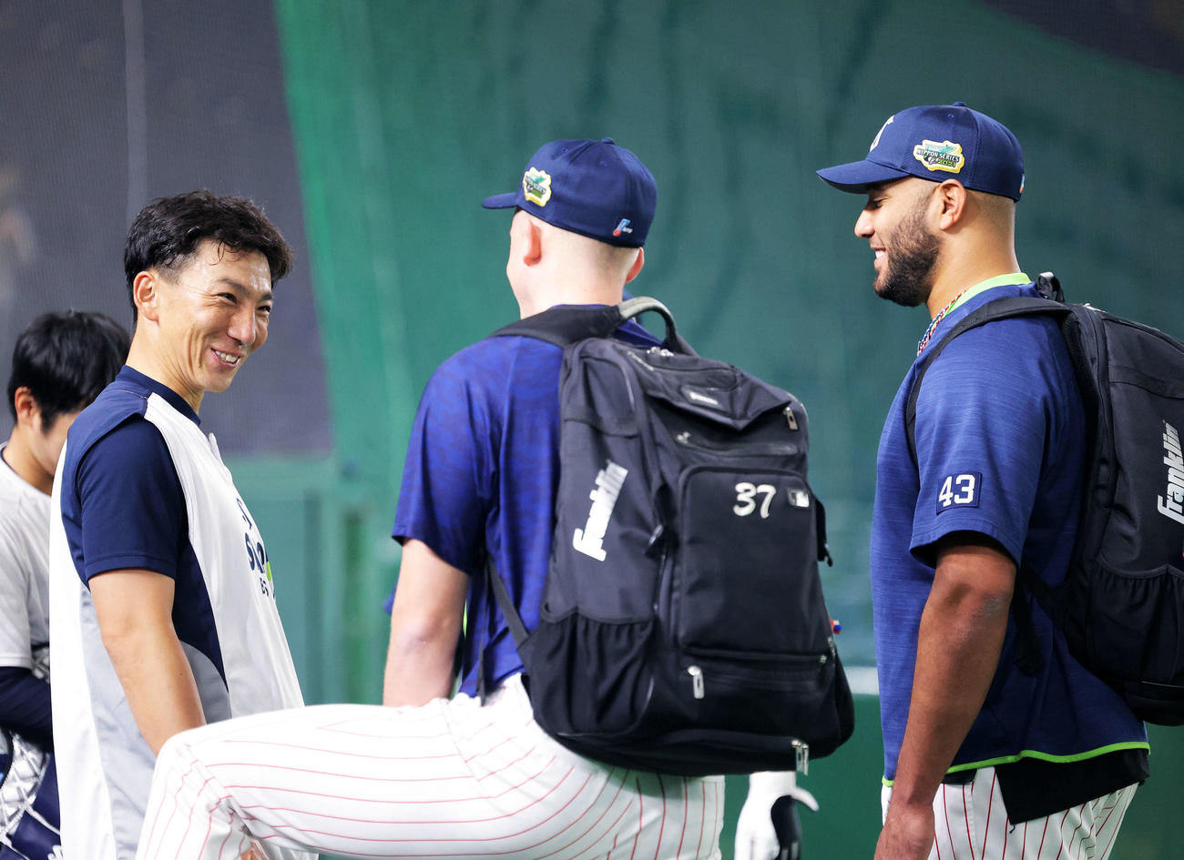 ヤクルト対オリックス　試合前練習、笑顔で言葉を交わすヤクルトの、左から嶋、マクガフ、スアレス（撮影・河田真司）