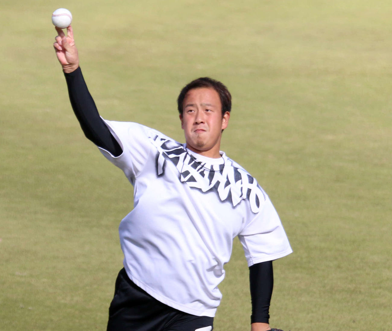 キャッチボールをする日本ハム谷川（撮影・木下大輔）