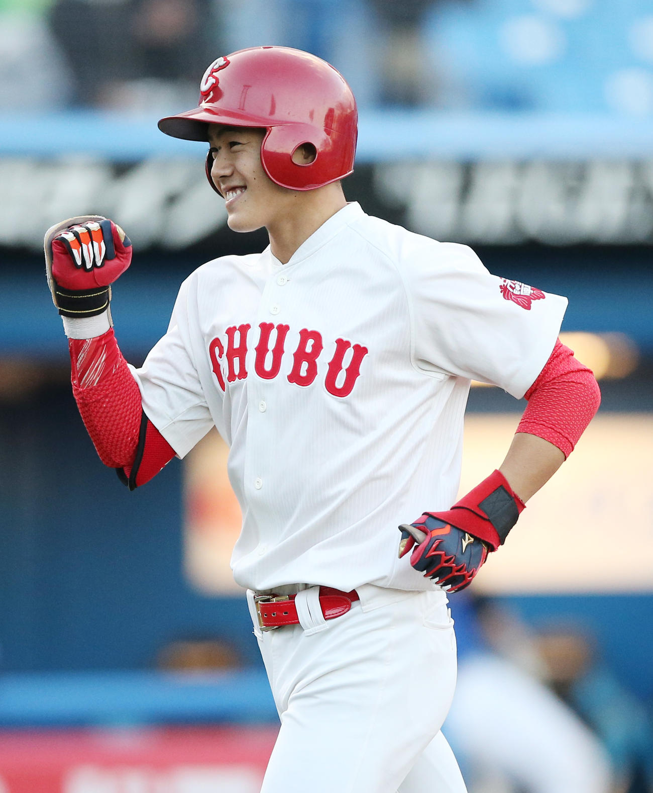 中部学院大対神奈川大　7回表中部学院大2死、右越え本塁打を放ちベンチに迎えられる藤本（撮影・野上伸悟）