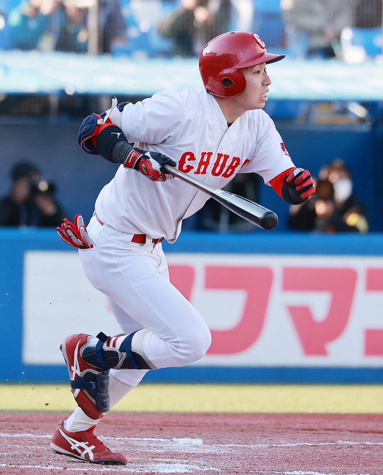 中部学院大対神奈川大　2回表中部学院大2死一、二塁、右前先制適時打を放つ合屋（撮影・野上伸悟）