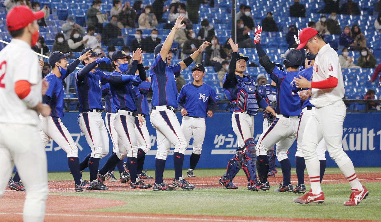 中部学院大対神奈川大　12－5で8回コールド勝ちし喜ぶ神奈川大の選手たち（撮影・野上伸悟）