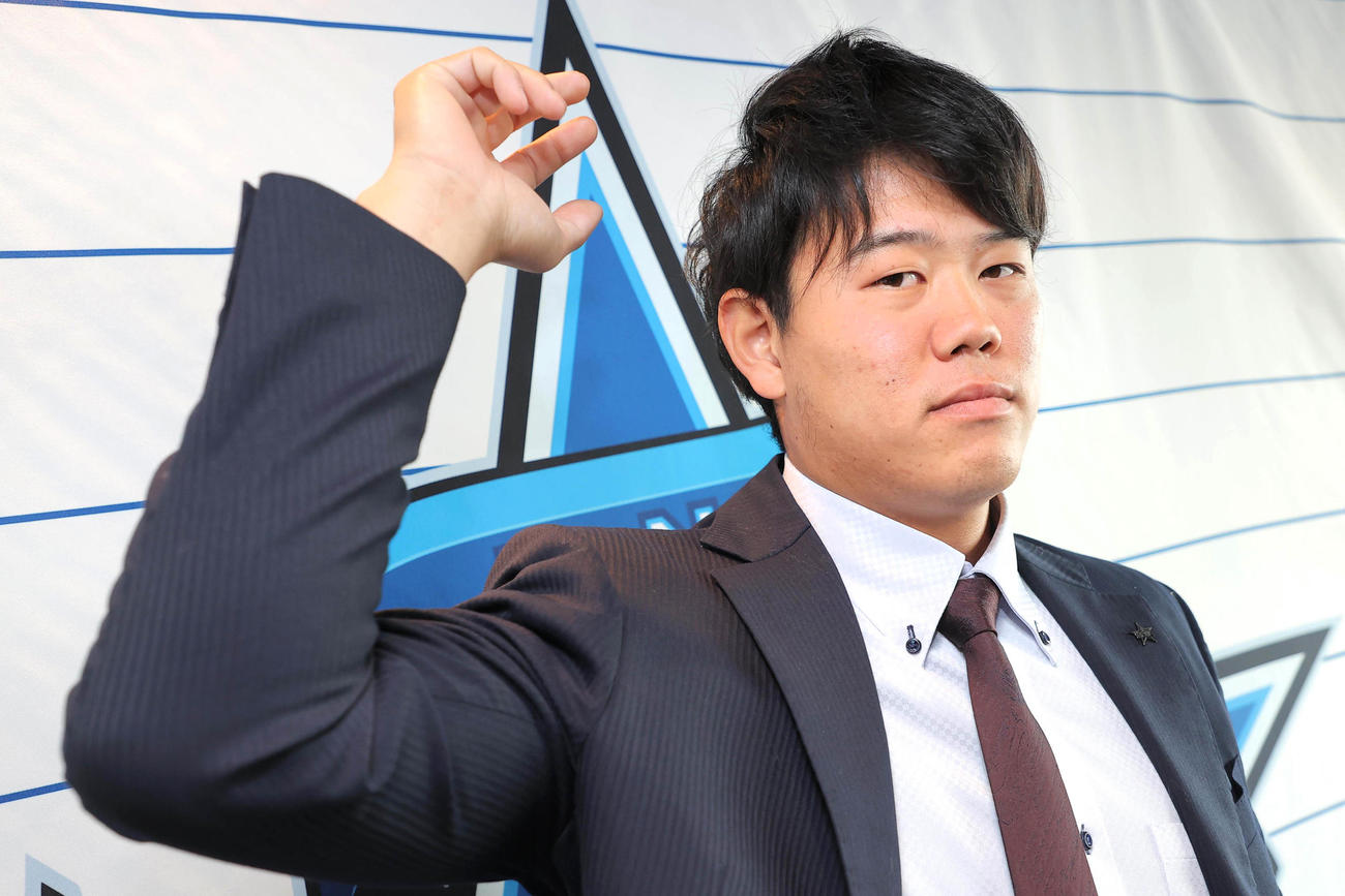 DeNA契約更改　契約更改を行った上茶谷大河は来期に取り入れる投球フォームを披露（代表撮影）