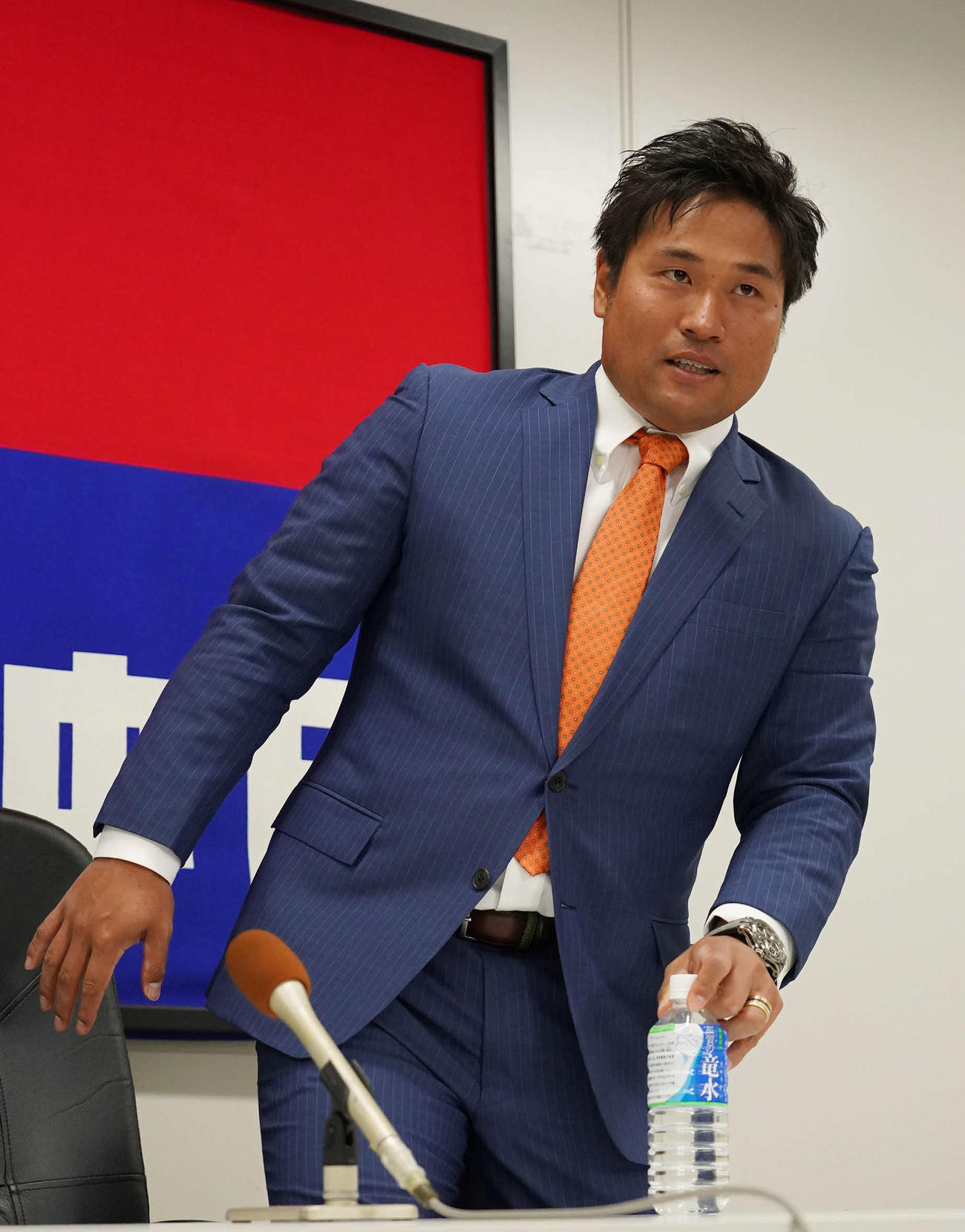 交渉を終え会見場の席に着く中日平田（撮影・森本幸一）