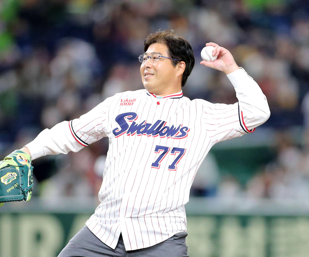 始球式に臨む真中氏（撮影・河田真司）