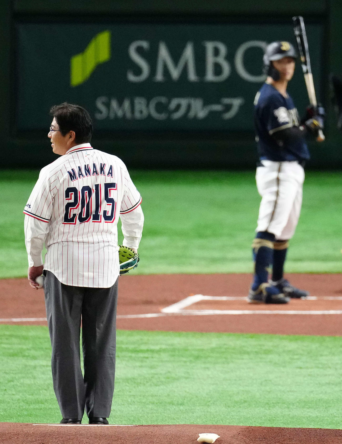 始球式に臨む元ヤクルト監督真中満氏の背中には「2015」が（撮影・江口和貴）