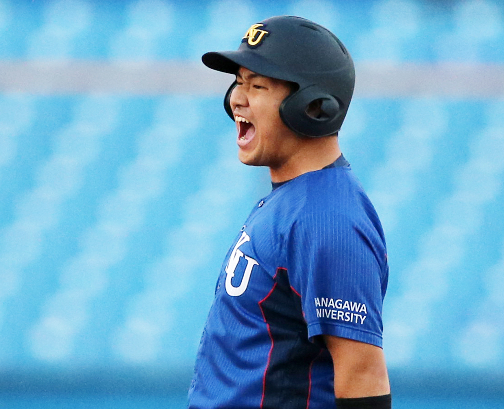 7回裏神奈川大2死二、三塁、左2点適時二塁打を放ちほえる小林（撮影・野上伸悟）