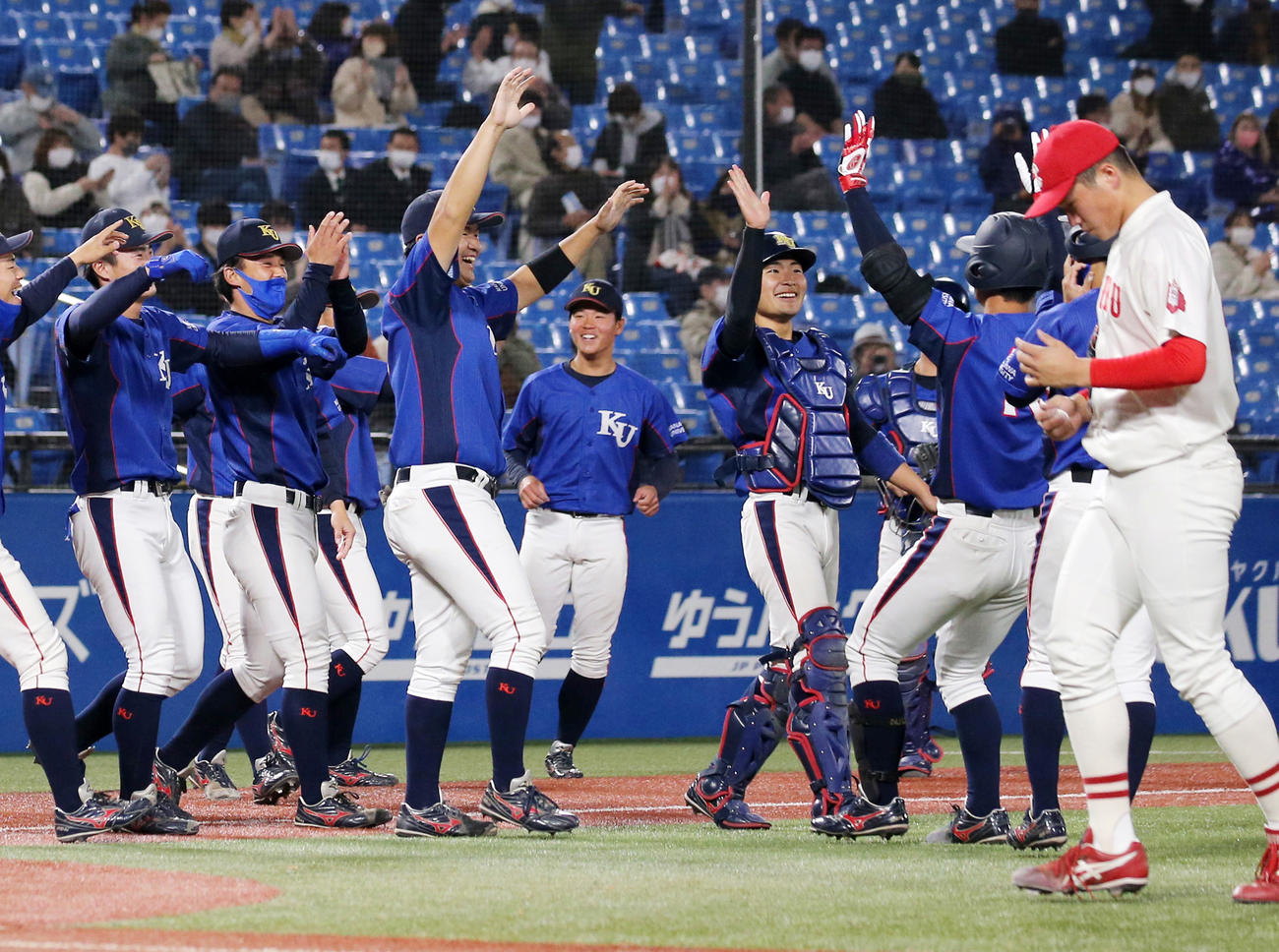 8回コールド勝ちし喜ぶ神奈川大の選手たち（撮影・野上伸悟）