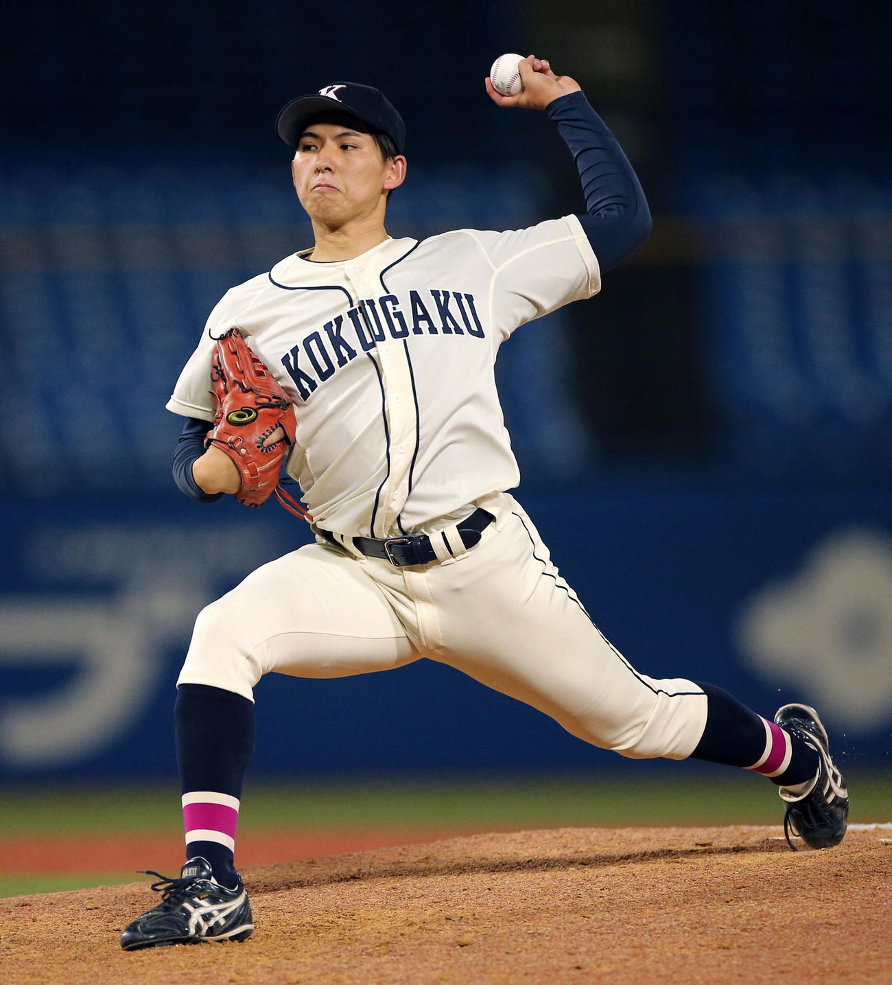 九産大対国学院大　力投する国学院大先発の武内（撮影・野上伸悟）
