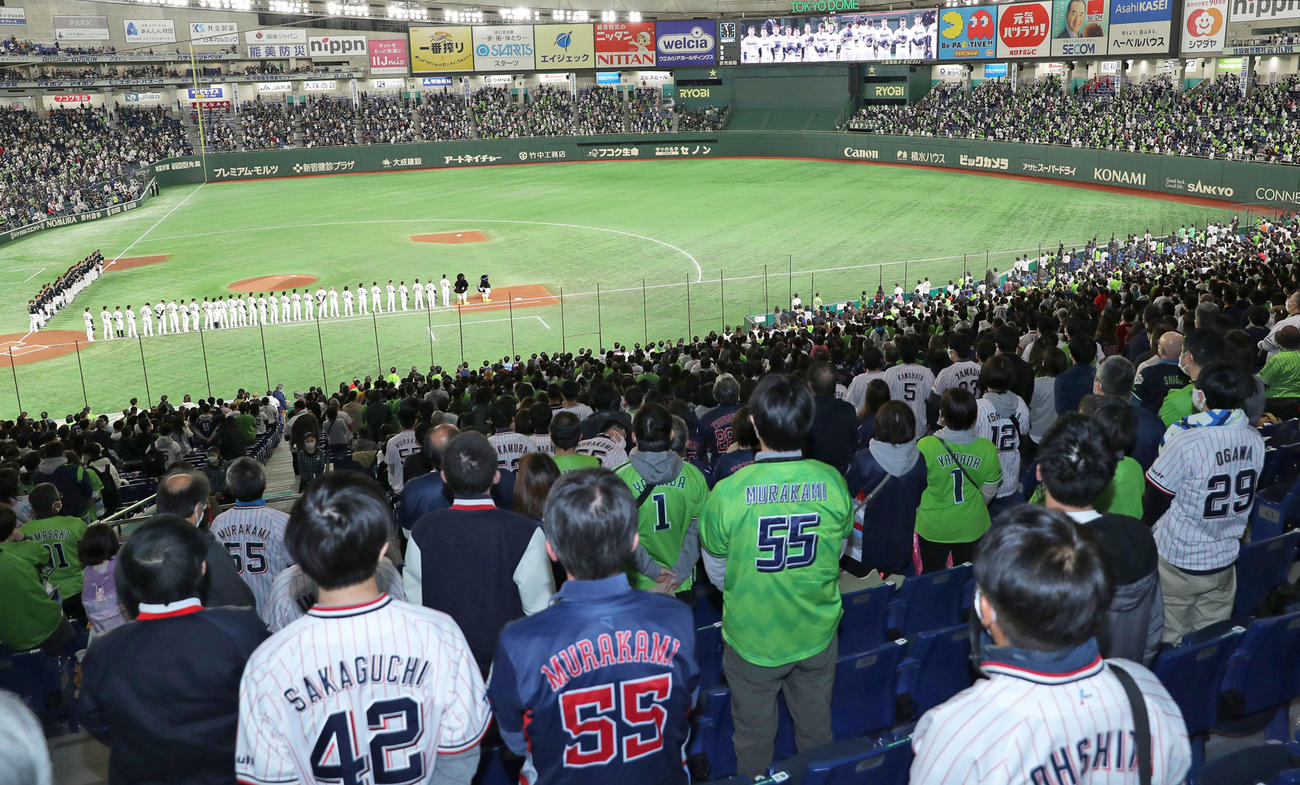 一塁側スタンドから試合前セレモニーを見つめるヤクルトファン（撮影・前田充）