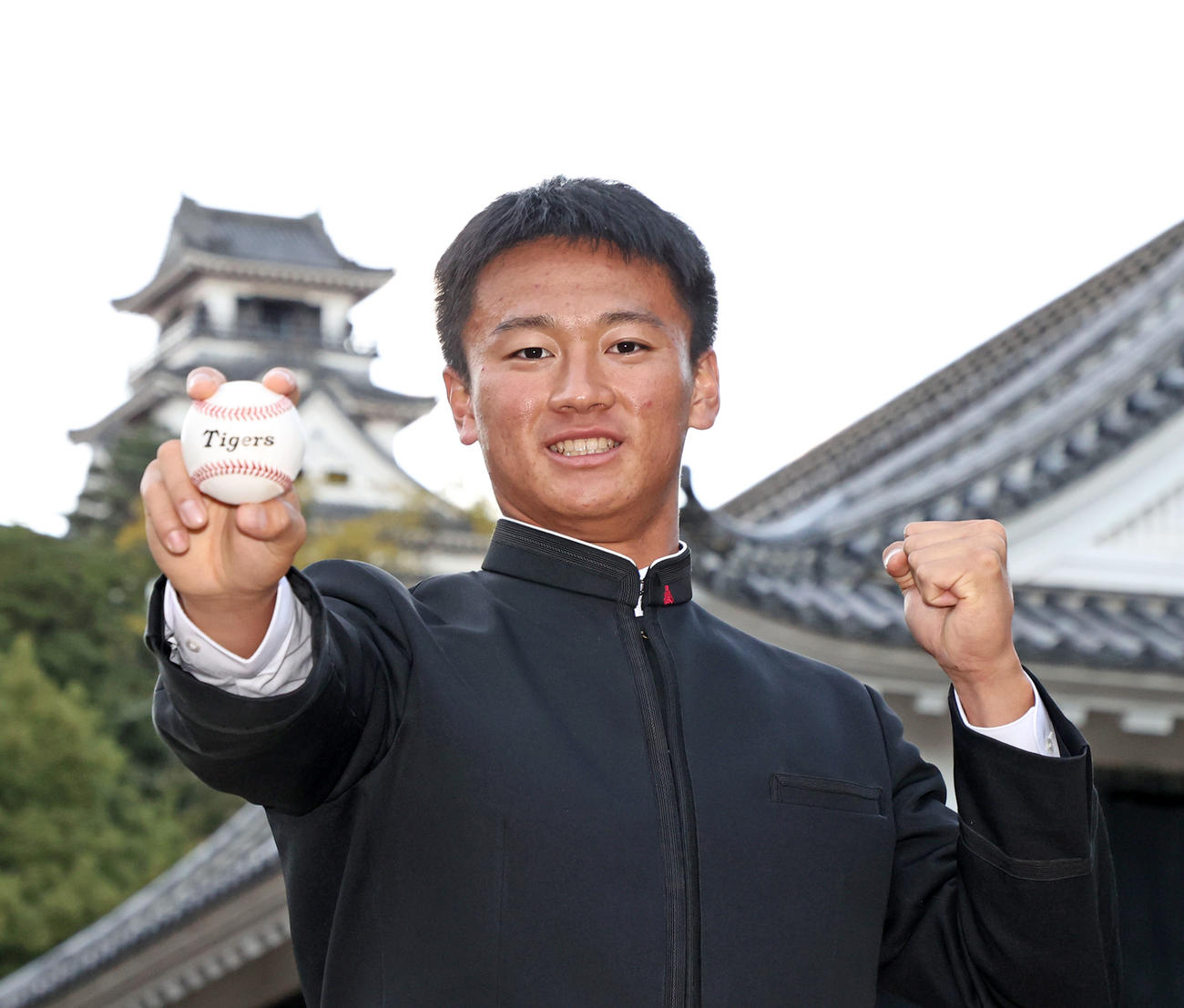 仮契約を終え高知城を背にポーズを決める阪神ドラフト1位指名の高知・森木（撮影・加藤哉）