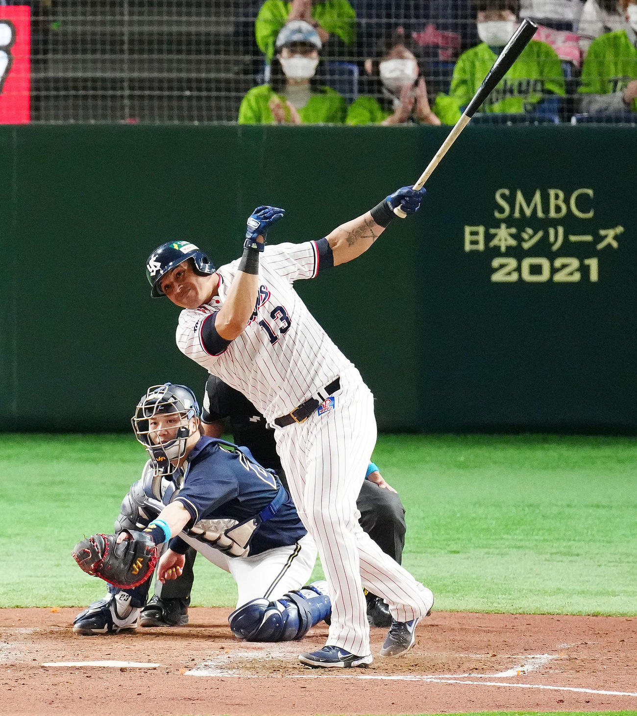 ヤクルト対オリックス　4回裏ヤクルト2死、フェンス直撃の二塁打を放つオスナ（撮影・江口和貴）