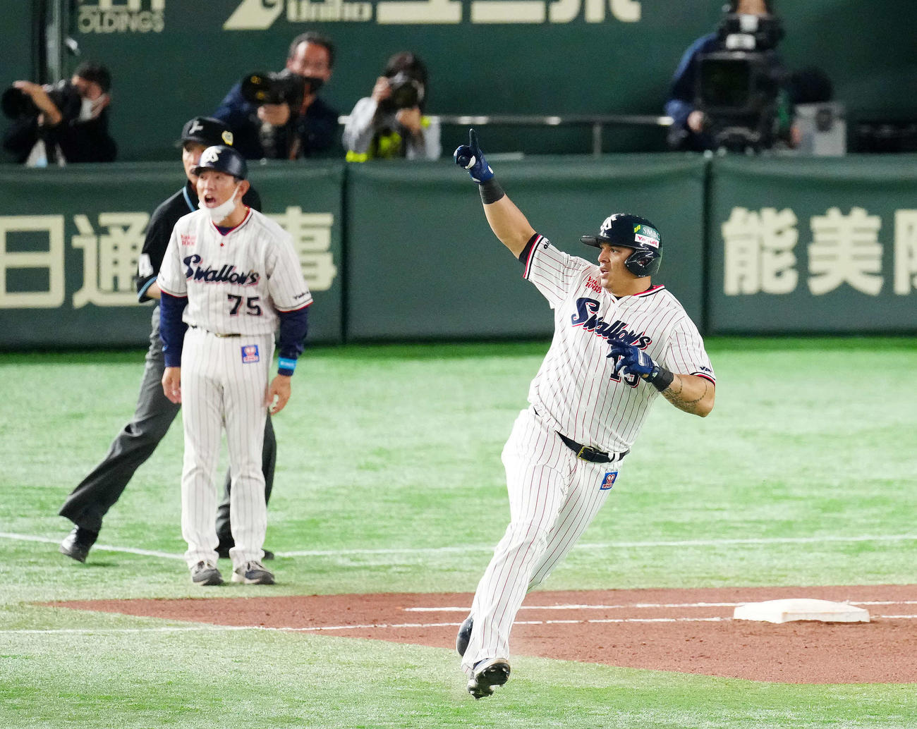 ヤクルト対オリックス　4回裏ヤクルト2死、右翼に放った打球を本塁打と確信しガッツポーズするもフェンス直撃二塁打となったオスナ（撮影・江口和貴）