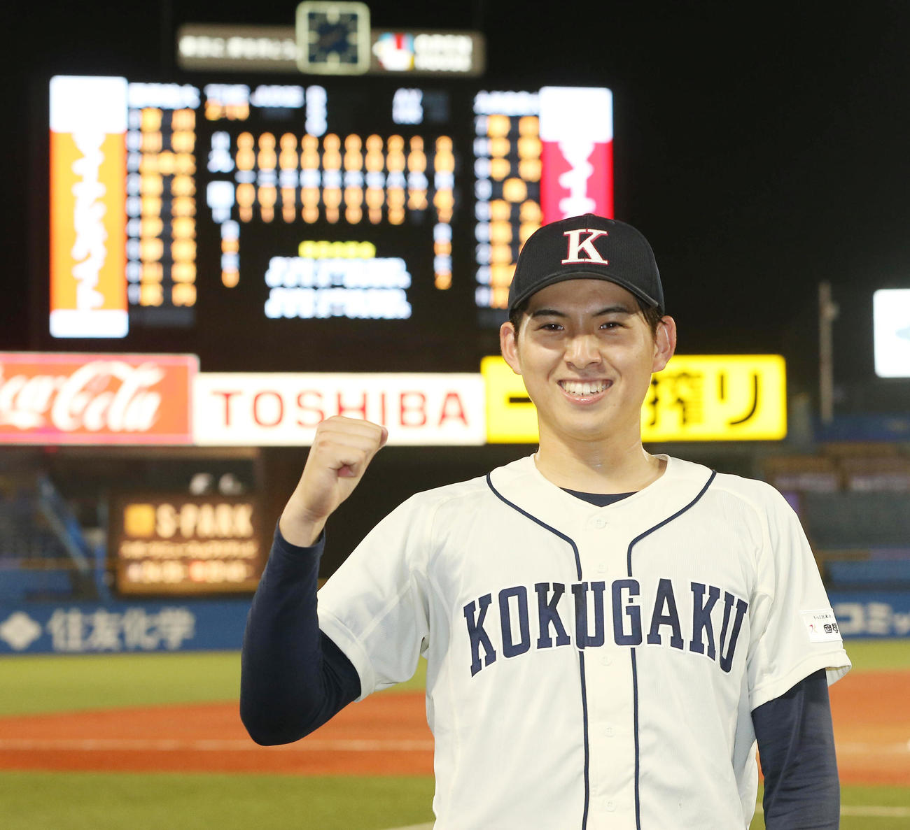 完封勝利を挙げ笑顔でガッツポーズの国学院大・武内（撮影・野上伸悟）