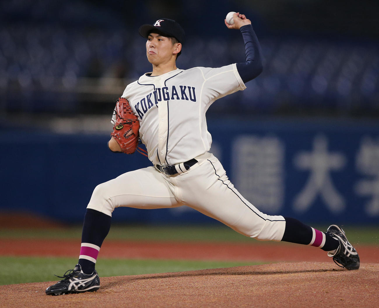 九産大対国学院大　力投する国学院大先発の武内（撮影・野上伸悟）
