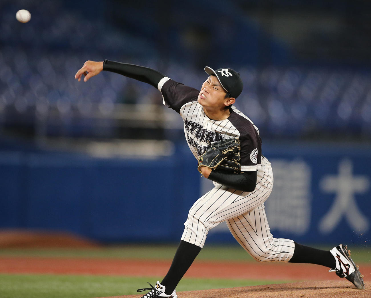 九産大対国学院大　力投する九産大先発の渡辺（撮影・野上伸悟）