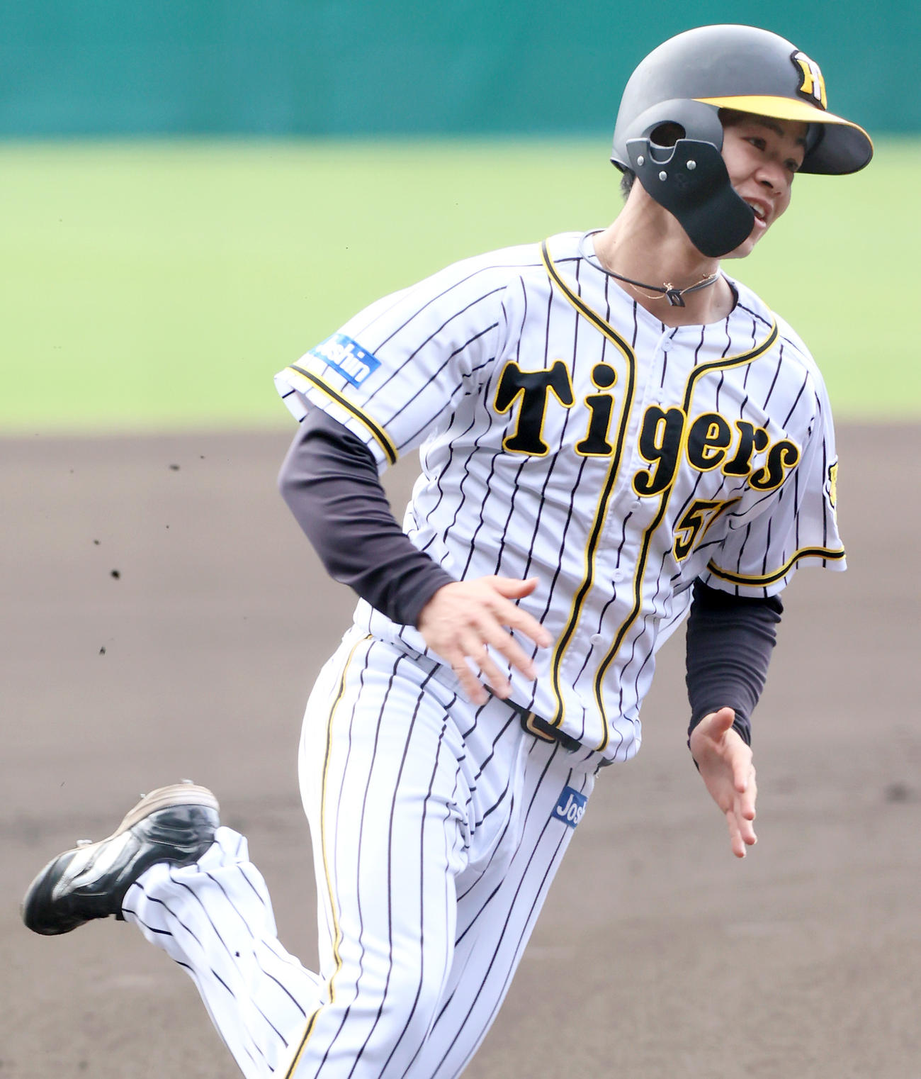 ベースランニングする中野（撮影・上山淳一）