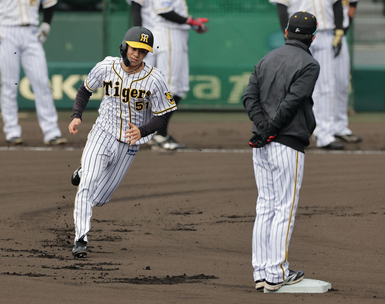 ベースランニングを行う阪神中野（撮影・清水貴仁）