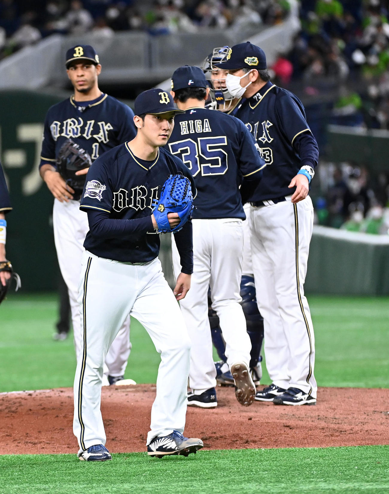 ヤクルト対オリックス　5回途中、降板するオリックス田嶋（手前）（撮影・前岡正明）