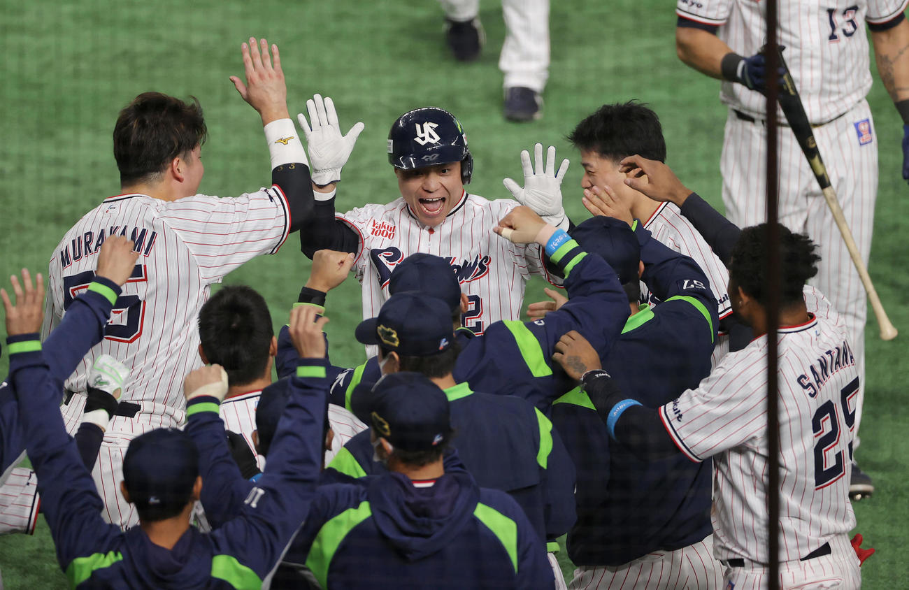 ヤクルト対オリックス　5回裏ヤクルト2死満塁、中前2点適時打を放ち、ナインの出迎えに笑顔を見せる中村（中央）（撮影・前田充）