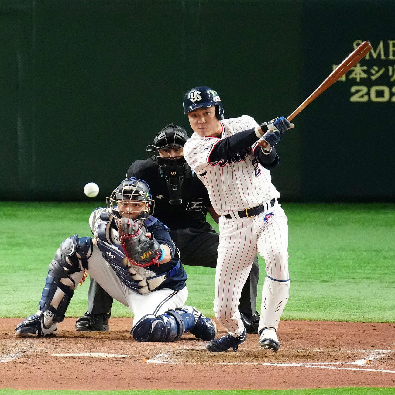 ヤクルト対オリックス　5回裏ヤクルト2死満塁、中前に2点適時打を放つ中村（撮影・江口和貴）