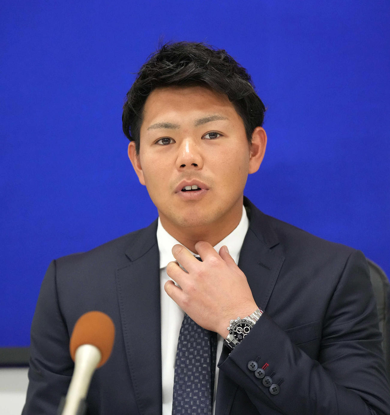 交渉を終え会見する高橋周平（撮影・森本幸一）