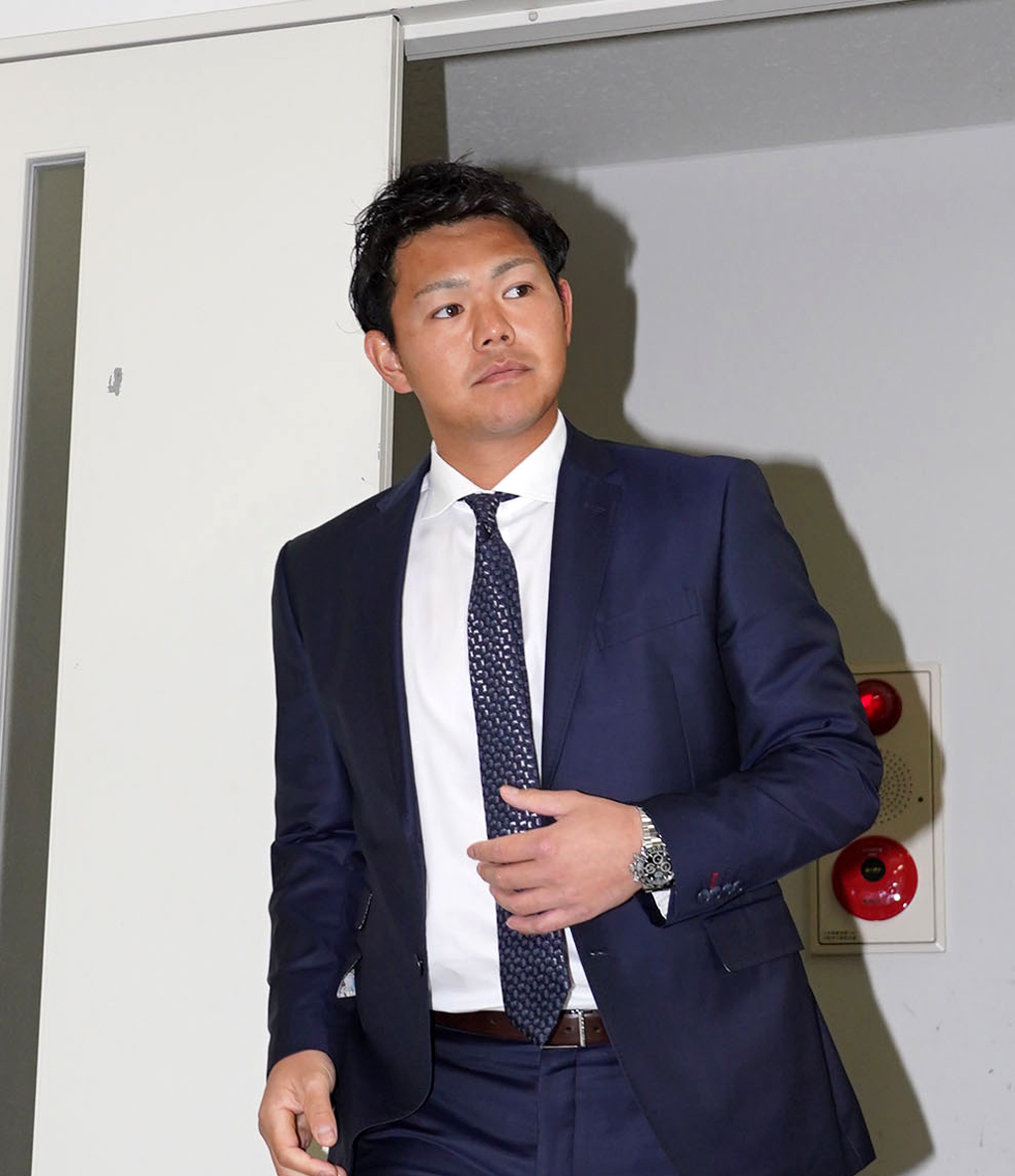 交渉を終え会見場に姿を見せた高橋周平（撮影・森本幸一）