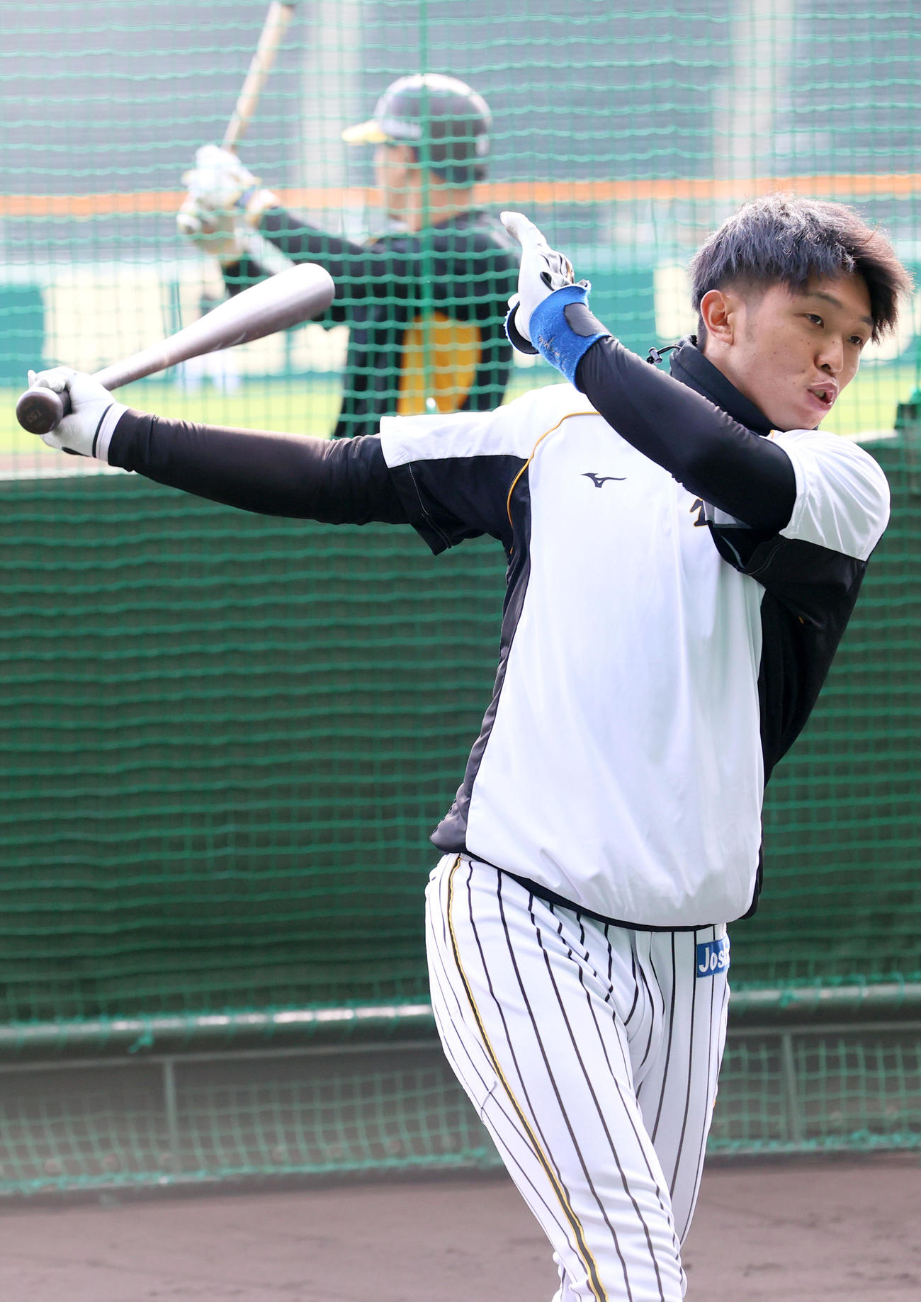トス打撃する島田（撮影・上山淳一）