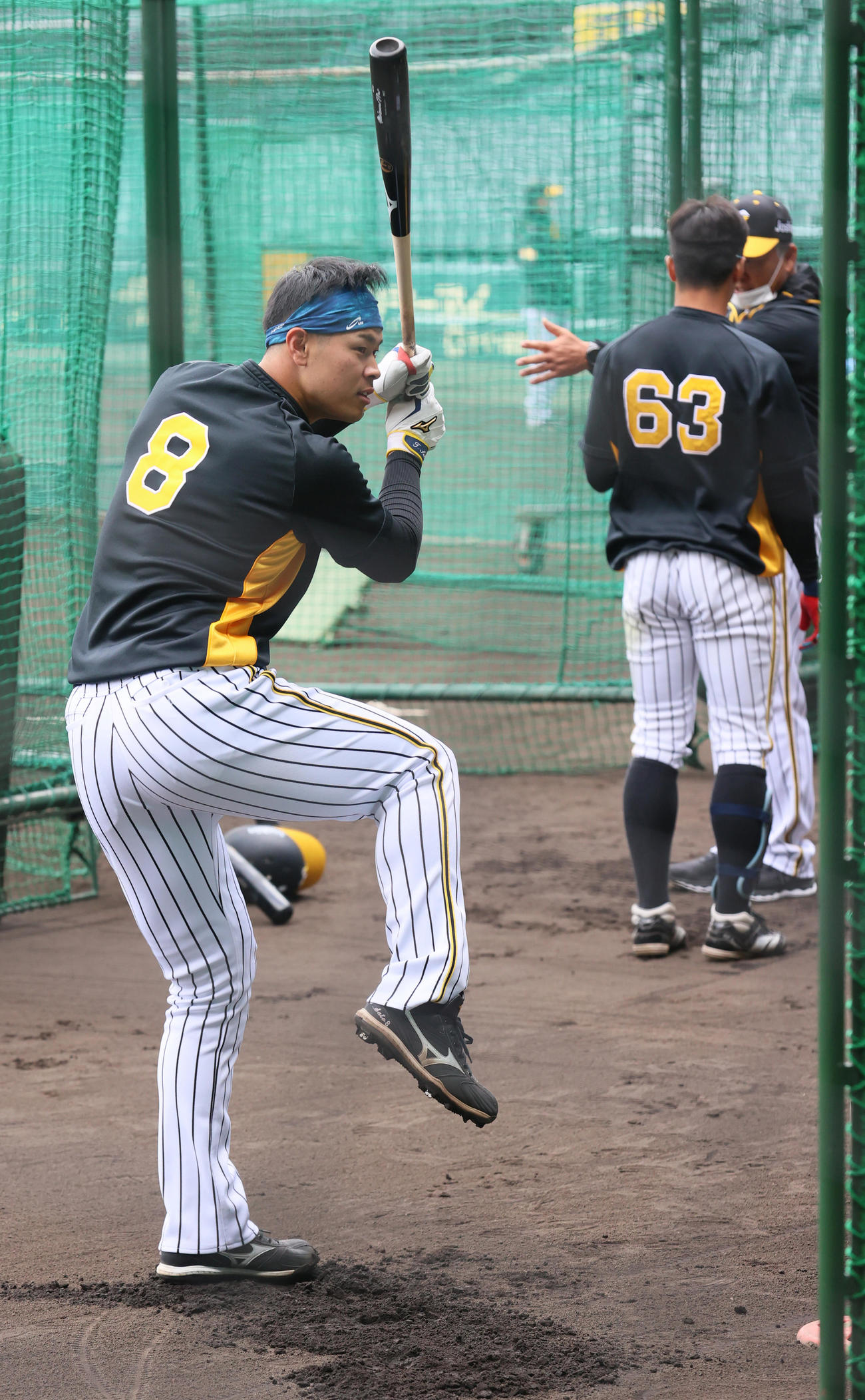 一本足打法でスイングする佐藤輝明（撮影・上山淳一）