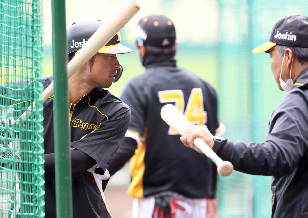 藤井康コーチ（右）の指導を受ける江越（撮影・上山淳一）