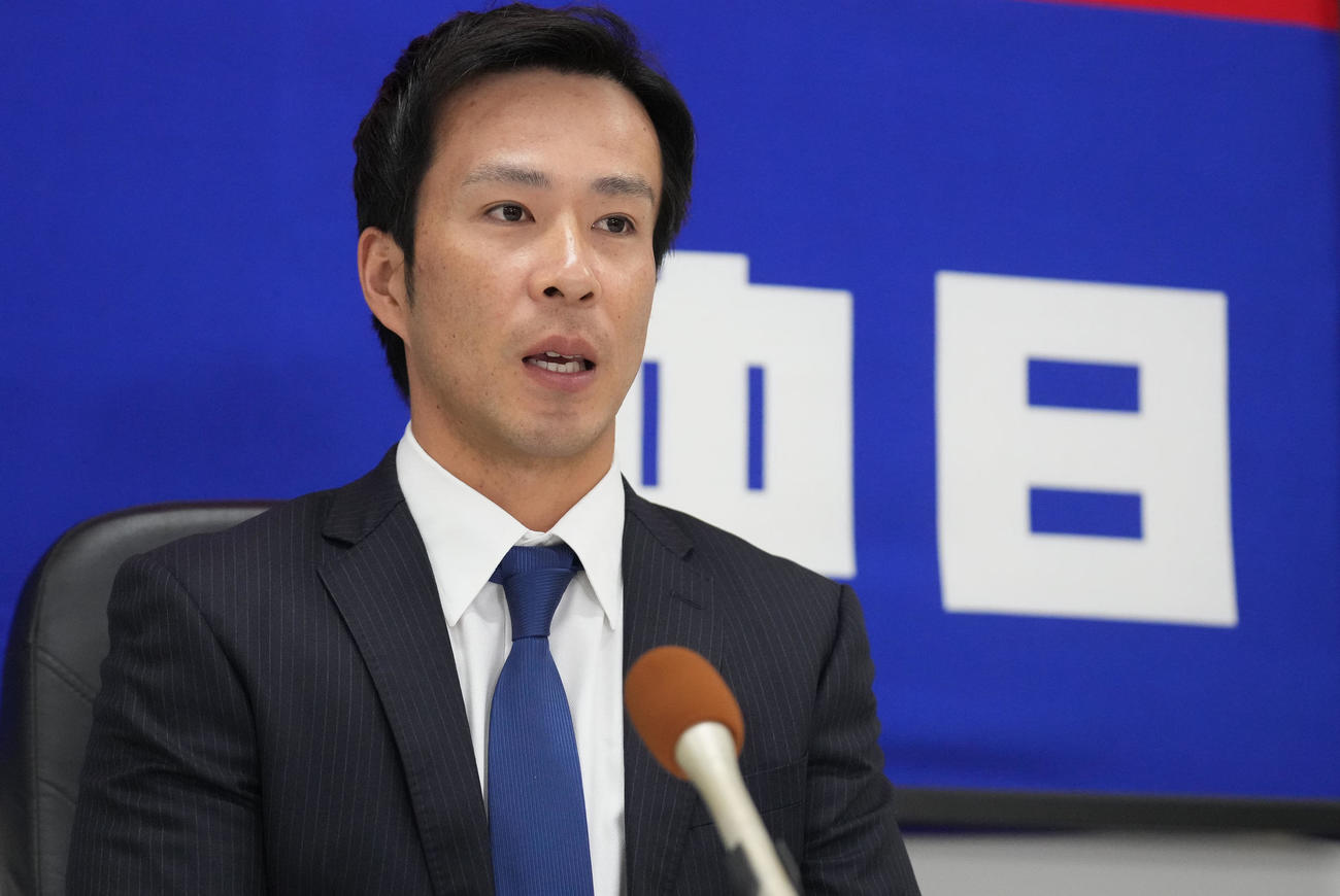 中日契約更改　交渉を終え会見する福田（撮影・森本幸一）