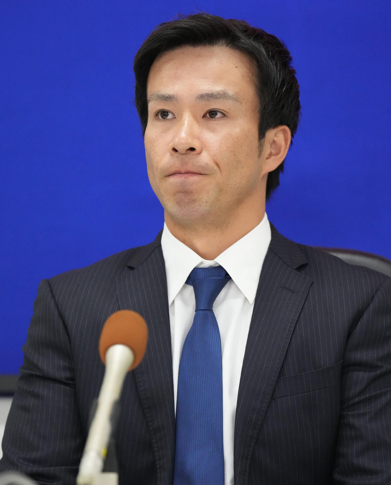 中日契約更改　交渉を終え時折唇をかみしめながら会見する福田（撮影・森本幸一）