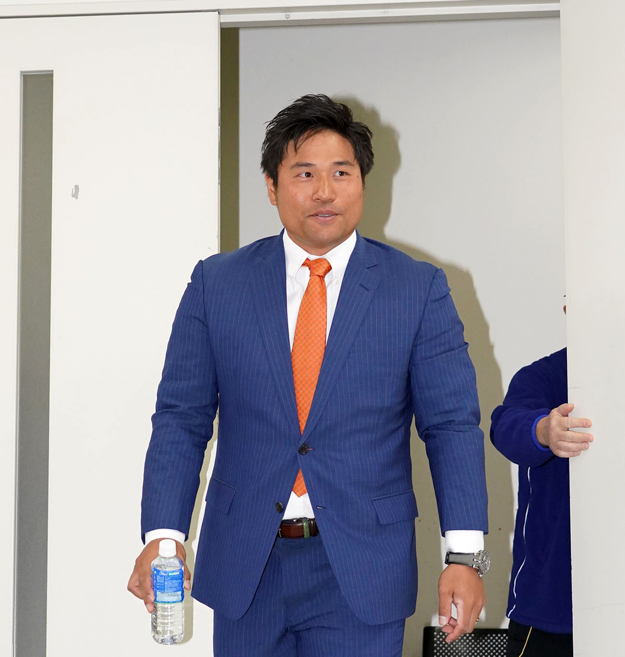 笑顔で会見場に姿を見せた平田（撮影・森本幸一）