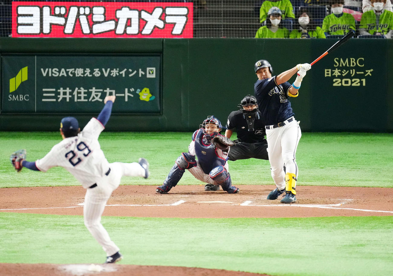 ヤクルト対オリックス　6回表オリックス無死二塁、右越え2点本塁打を放つ杉本。投手小川（撮影・江口和貴）