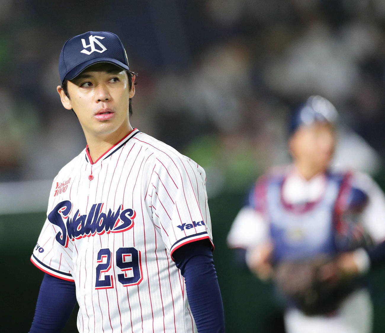 ヤクルト対オリックス　5回表を抑え、ベンチに戻る小川（撮影・河田真司）