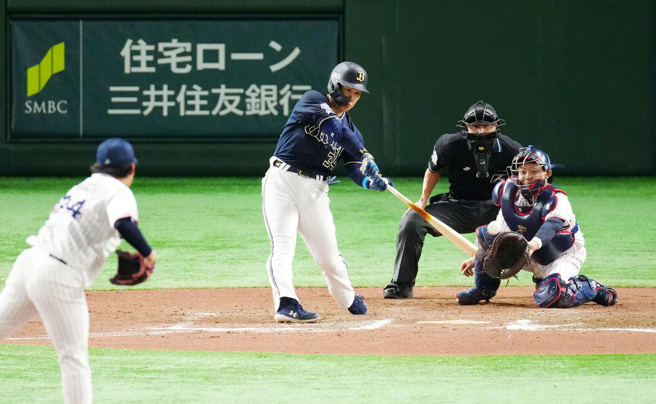 ヤクルト対オリックス　7回表オリックス2死一、二塁、左翼へ適時二塁打を放つ吉田正。投手田口（撮影・江口和貴）