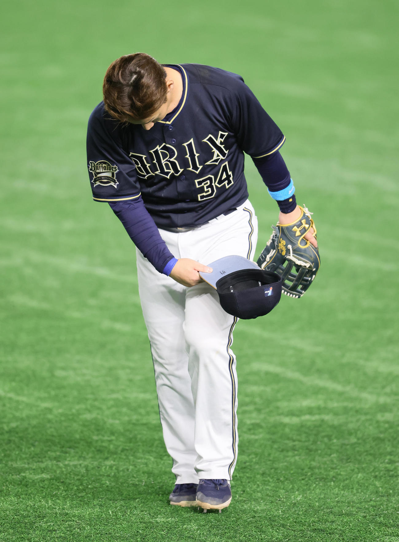 ヤクルト対オリックス　7回表オリックス2死一、二塁、左前適時打を放った吉田正はスタンドにお辞儀で応える（撮影・足立雅史）