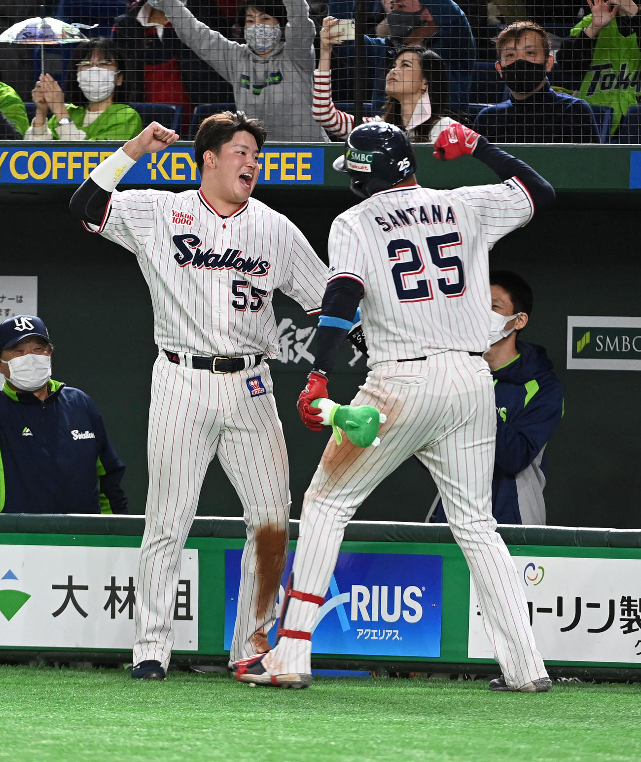ヤクルト対オリックス　7回裏2死一塁、右中間に逆転の2点本塁打を放ったサンタナ（右）を迎える村上（撮影・前岡正明）