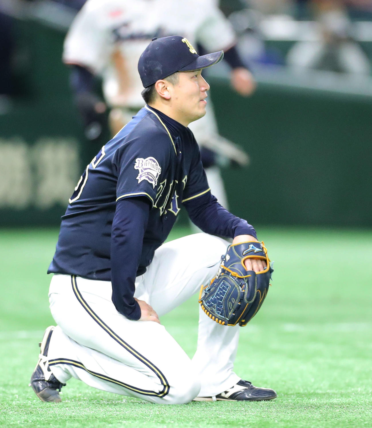 7回裏ヤクルト2死一塁、サンタナに2点本塁打を許し膝をつく吉田凌（撮影・河田真司）