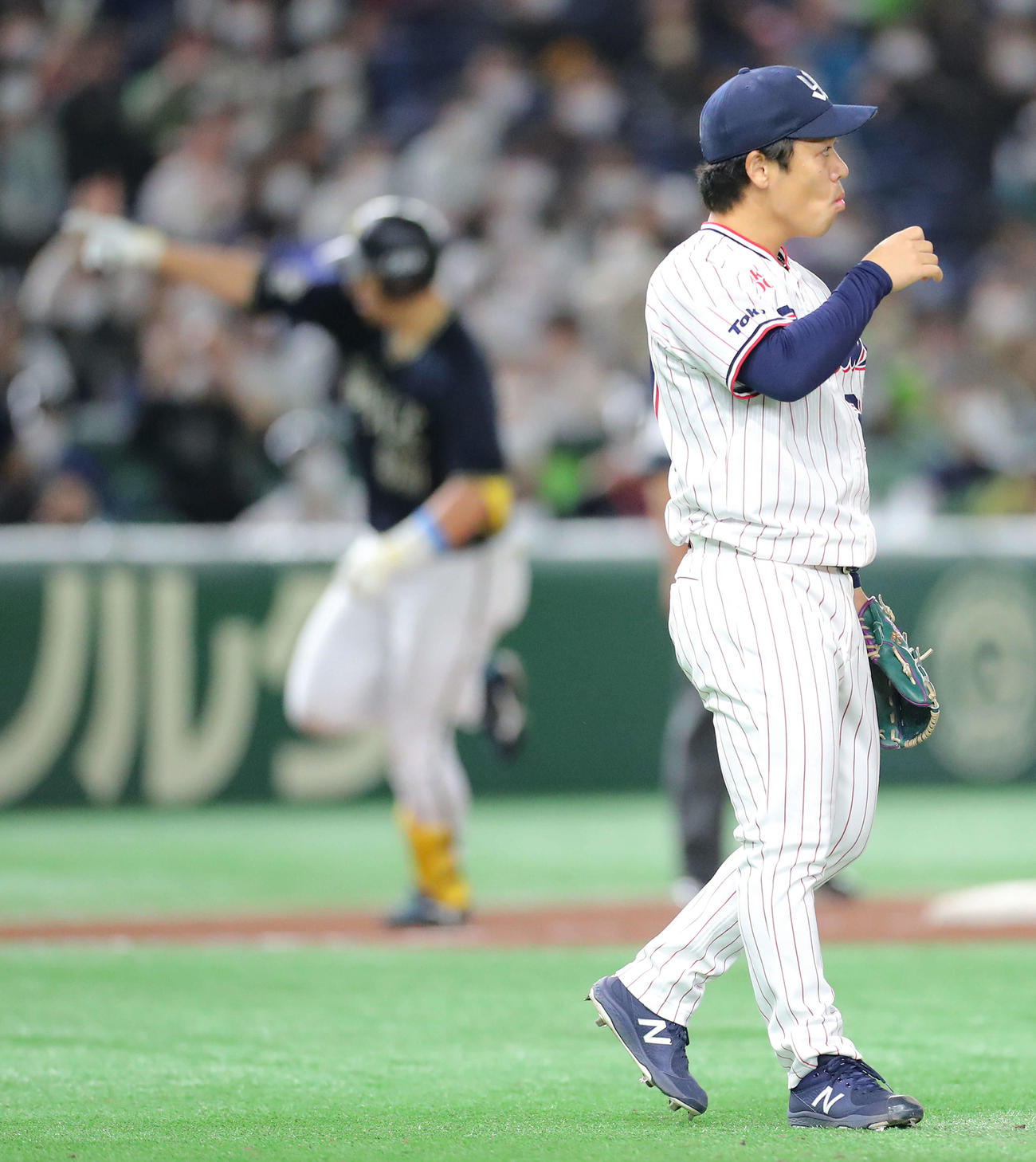 ヤクルト対オリックス　6回表オリックス無死二塁、杉本（奥）に右越え同点2点本塁打を浴びる小川（撮影・河田真司）