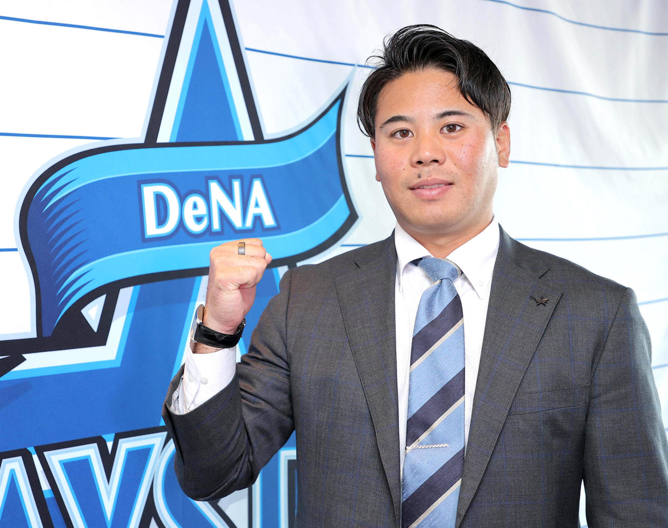 DeNA契約　契約更改を行った浜口遥大（代表撮影）