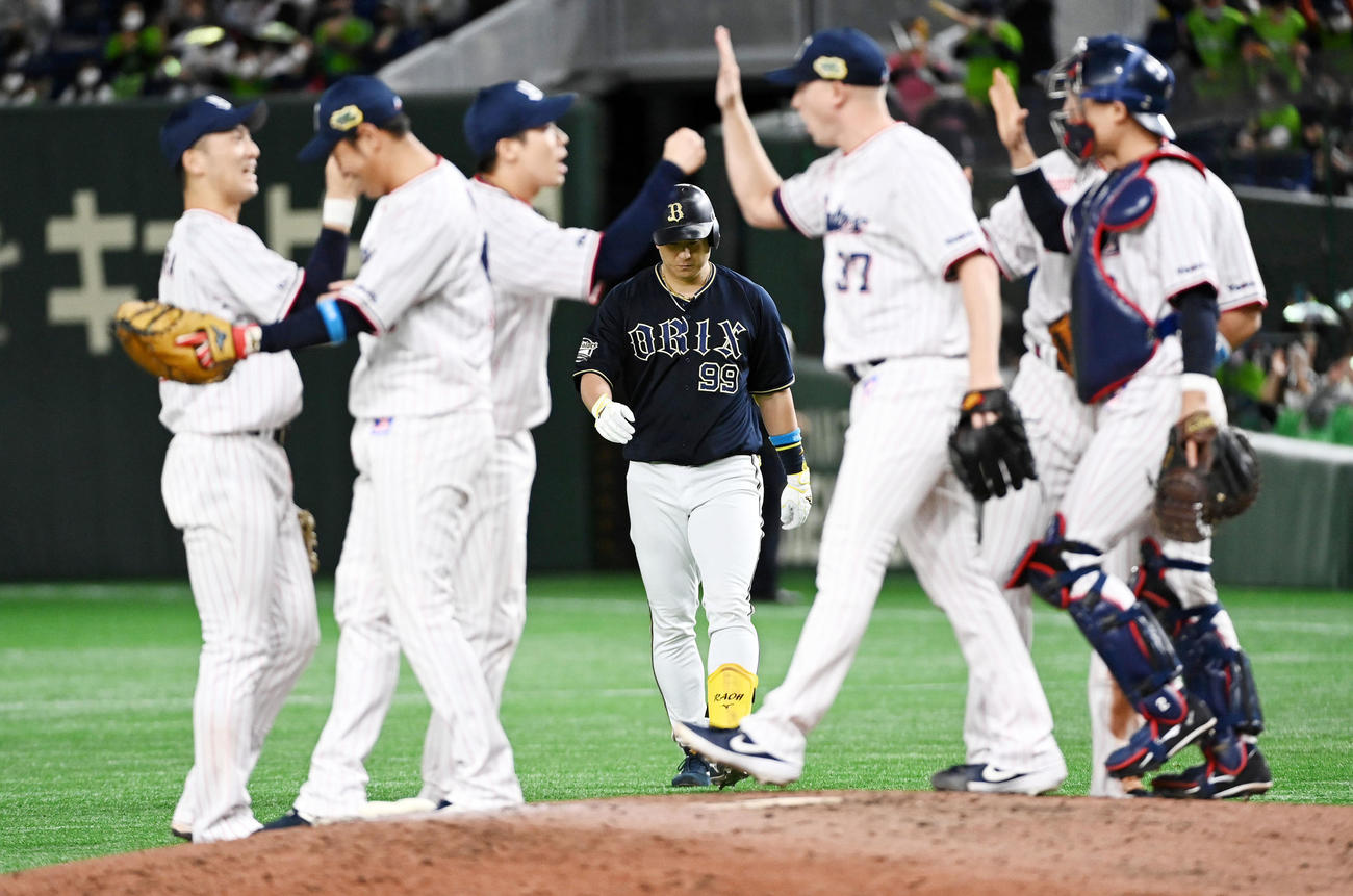 ヤクルト対オリックス　9回、一塁ゴロで最後の打者となった杉本裕太郎（中央）はがっくりと引き揚げる（撮影・前岡正明）