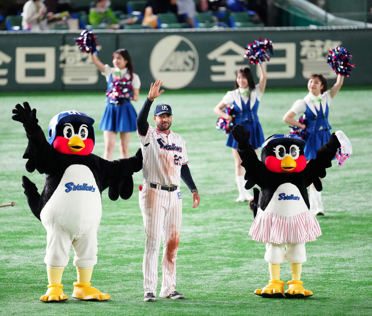 ヤクルト対オリックス　試合後、ファンにあいさつするヤクルト・サンタナ（中央）（撮影・江口和貴）