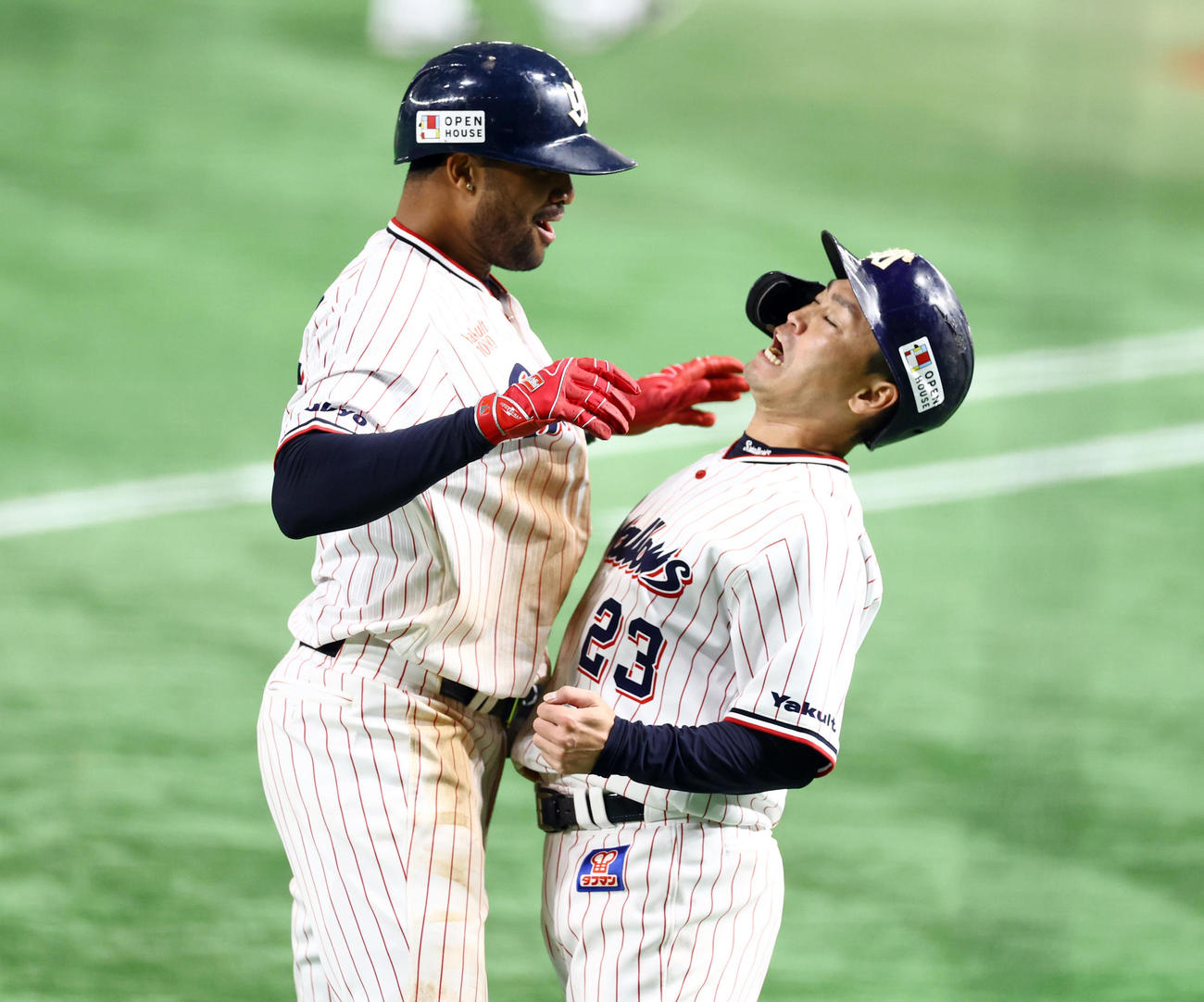 ヤクルト対オリックス　7回裏ヤクルト2死一塁、2点本塁打を放ったサンタナ（左）と盛り上がる青木（撮影・垰建太）