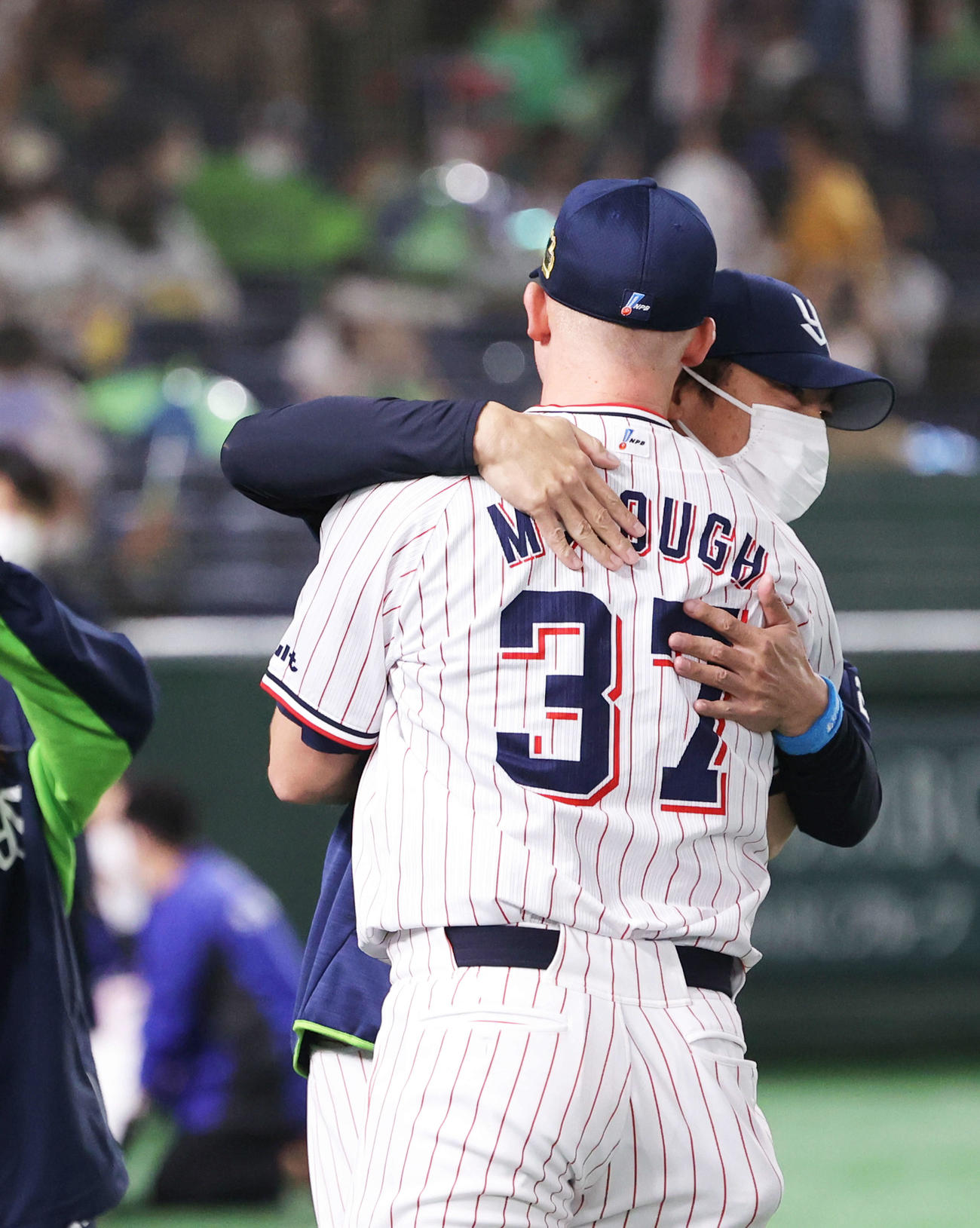 ヤクルト対オリックス　オリックスに勝利し、マクガフ（手前）を笑顔で迎える高津監督（撮影・河田真司）