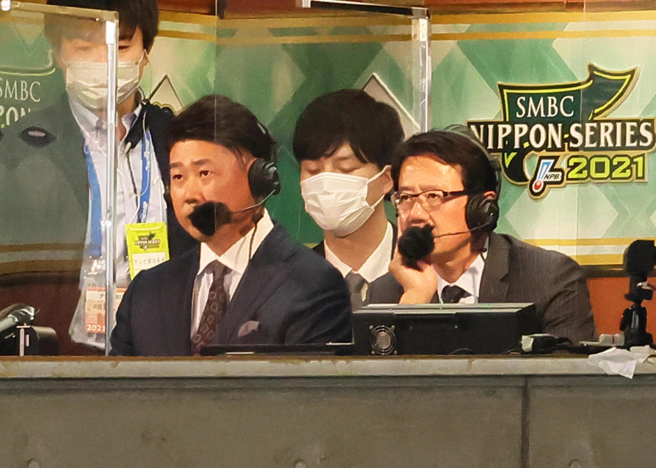 ヤクルト対オリックス　テレビ解説を務める松坂氏（左）と古田氏（撮影・足立雅史）