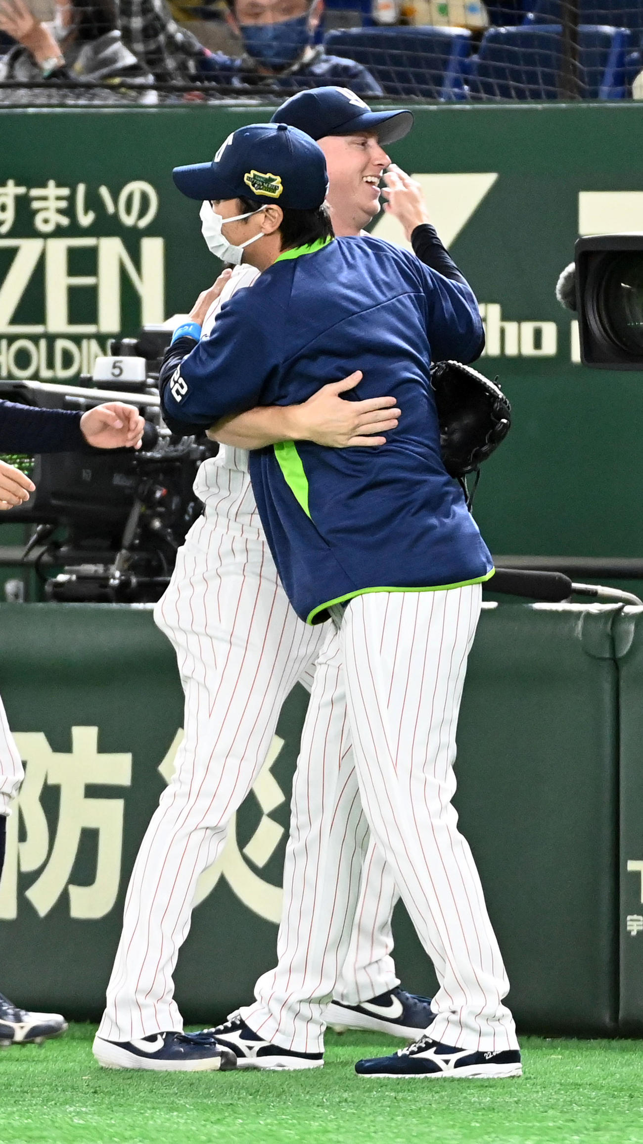 ヤクルト対オリックス　セーブを挙げたマクガフ（左）とハグするヤクルト高津監督（撮影・前岡正明）