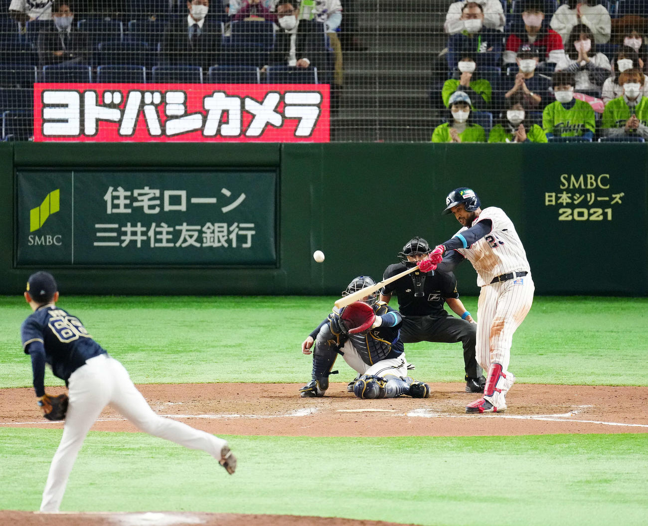 ヤクルト対オリックス　7回裏ヤクルト2死一塁、右中間へ2点本塁打を放つサンタナ。投手吉田凌（撮影・江口和貴）