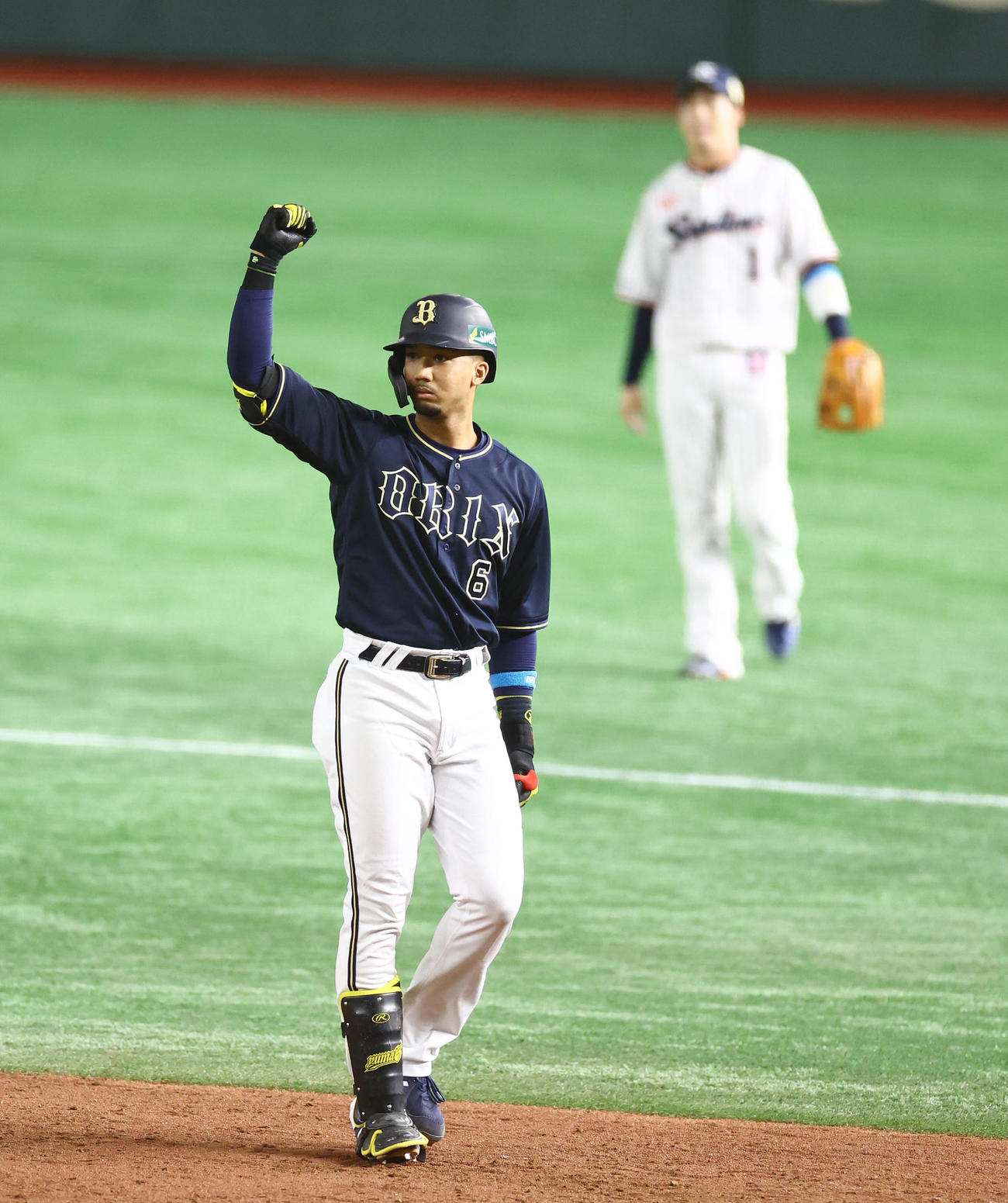 ヤクルト対オリックス　3回表オリックス1死満塁、先制適時打を放ちガッツポーズする宗（撮影・垰建太）
